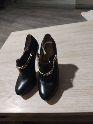 Botines Guess Tacón Cadena Dorada