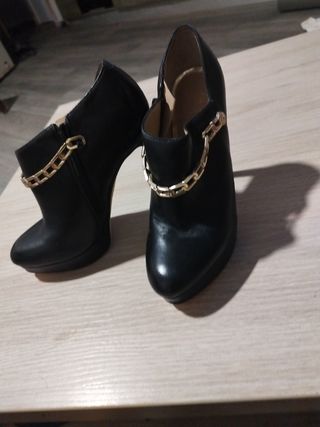 Botines Guess Tacón Cadena Dorada