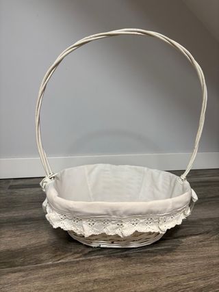 Cesta Mimbre Blanca con Asa y Encaje