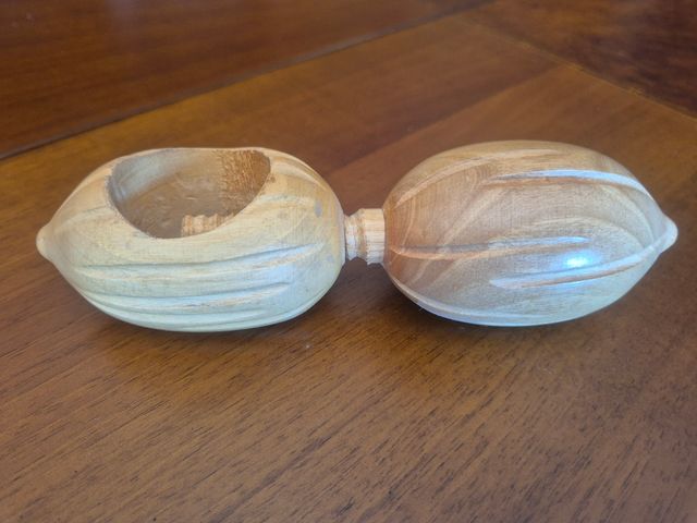 Schiaccianoci in legno