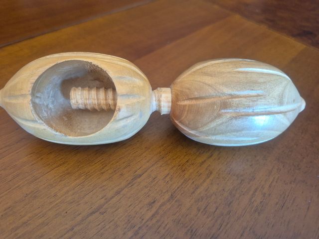 Schiaccianoci in legno