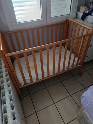 Cuna de madera para bebé