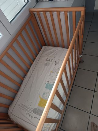 Cuna de madera para bebé