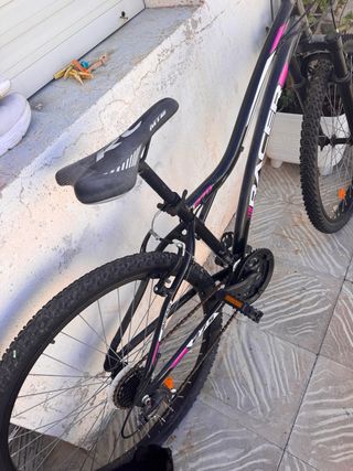 Bicicleta de montaña negra