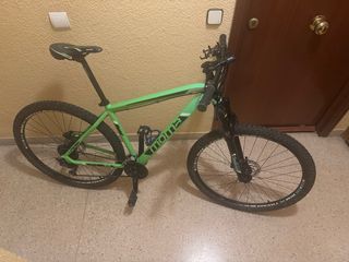 Bicicleta de montaña verde