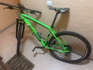 Bicicleta de montaña verde