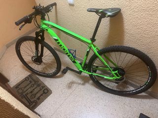 Bicicleta de montaña verde