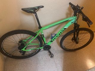 Bicicleta de montaña verde