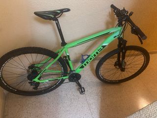Bicicleta de montaña verde