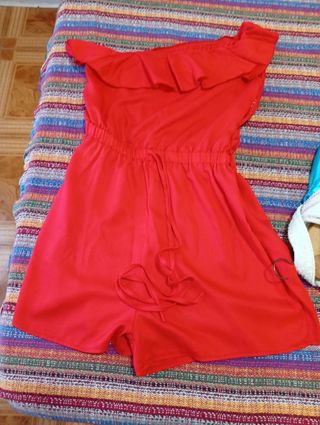 Ropa de mujer de un hombro con volantes