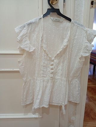 Ropa de mujer de un hombro con volantes