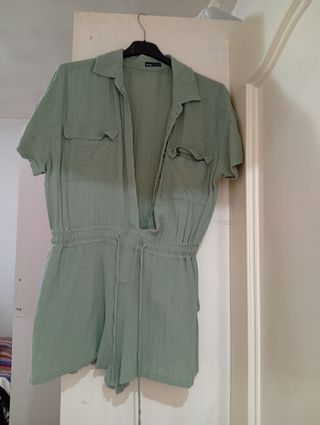 Ropa de mujer de un hombro con volantes