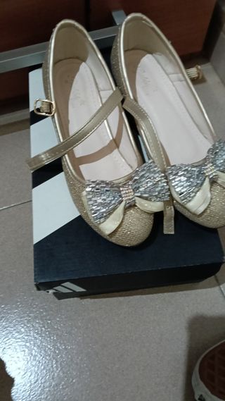 Zapatos de tacón dorados niña talla30