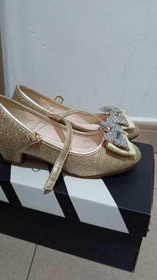 Zapatos de tacón dorados niña talla30