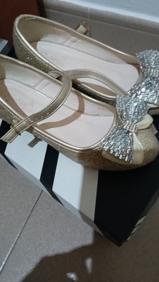 Zapatos de tacón dorados niña talla30
