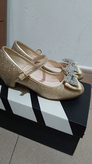 Zapatos de tacón dorados niña talla30