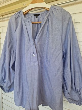 Camisa oversize Massimo Dutti azul claro. 