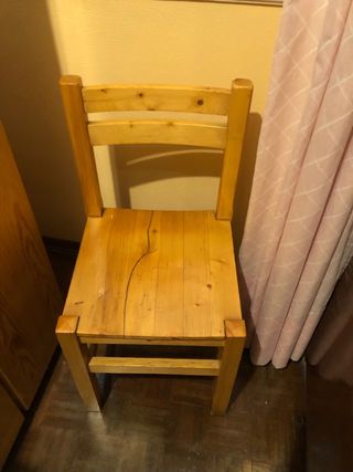 Silla de madera fija de pino