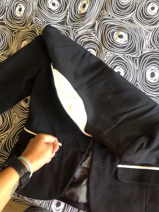 Americana negra con detalles blancos