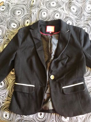 Americana negra con detalles blancos