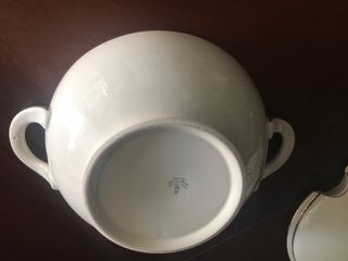 Zuppiera vintage in porcellana bianca e oro
