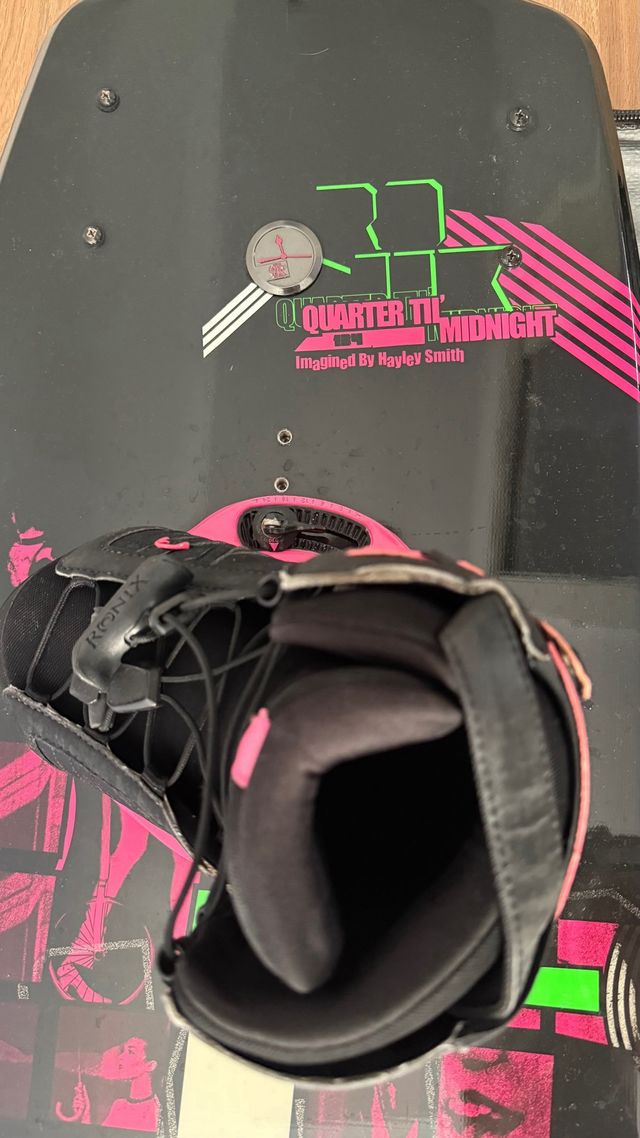 Tabla Wakeboard Liquid Force con Botas