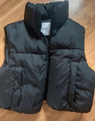 Chaleco acolchado corto Bershka negro