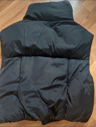 Chaleco acolchado corto Bershka negro