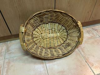 Cesta de mimbre ovalada con asas