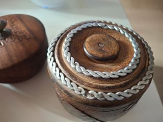 Cajas de madera y metal decorativas, 2€ cada una.