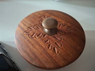 Cajas de madera y metal decorativas, 2€ cada una.