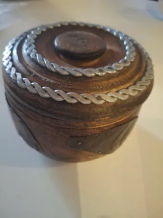 Cajas de madera y metal decorativas, 2€ cada una.