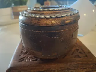 Cajas de madera y metal decorativas, 2€ cada una.