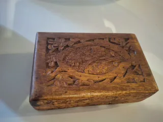 Cajas de madera y metal decorativas, 2€ cada una.