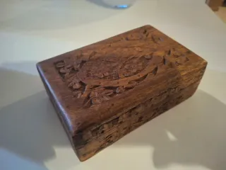 Cajas de madera y metal decorativas, 2€ cada una.