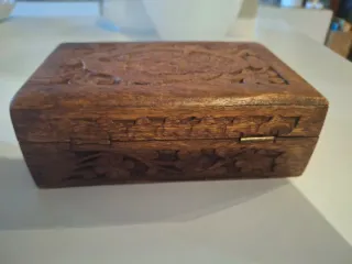 Cajas de madera y metal decorativas, 2€ cada una.