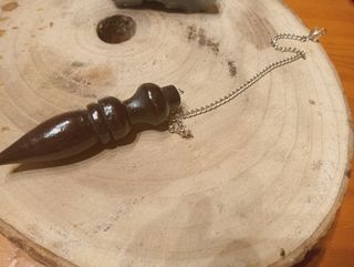 Péndulo de madera oscuro