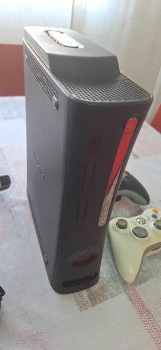 Xbox 360 Consola con 2 Mandos
6 juegos en hdd

