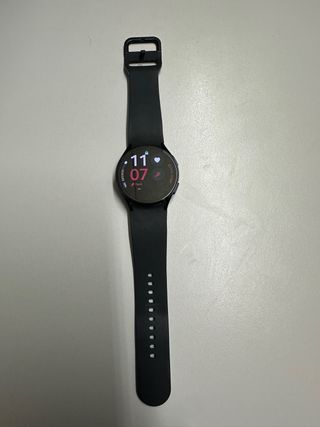 Samsung Watch 6 Negro con protector instalado.