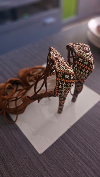 Sandalias de tacón con cordones talla 36