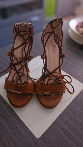 Sandalias de tacón con cordones talla 36
