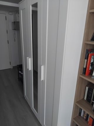 Armario Brimnes Ikea 3 puertas espejo. 