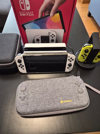 Nintendo Switch OLED bianco + joycons neon e accesso