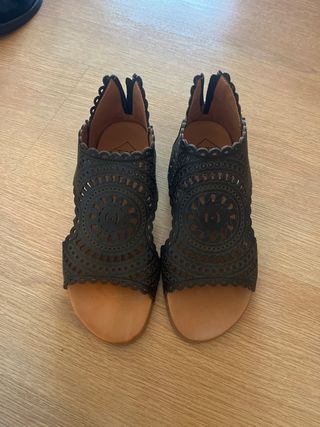 Sandalias Negras con Diseño Calado