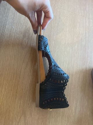 Sandalias Negras con Diseño Calado