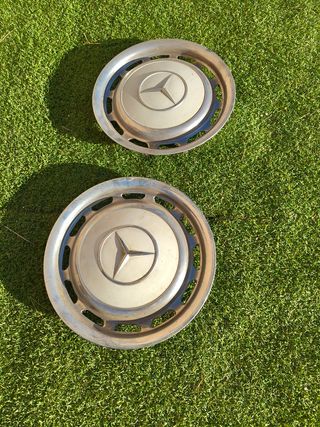 Dos Tapacubos Mercedes blancos