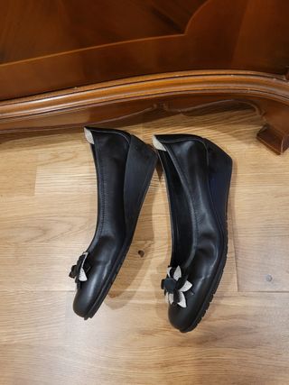 Zapatos de salón negros con flor