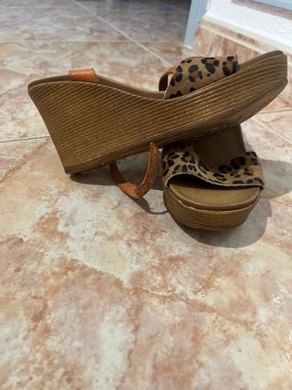 Sandalias de cuña con estampado de leopardo