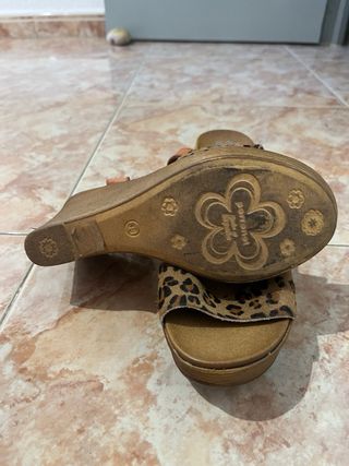 Sandalias de cuña con estampado de leopardo