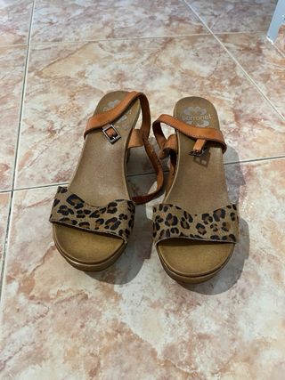 Sandalias de cuña con estampado de leopardo